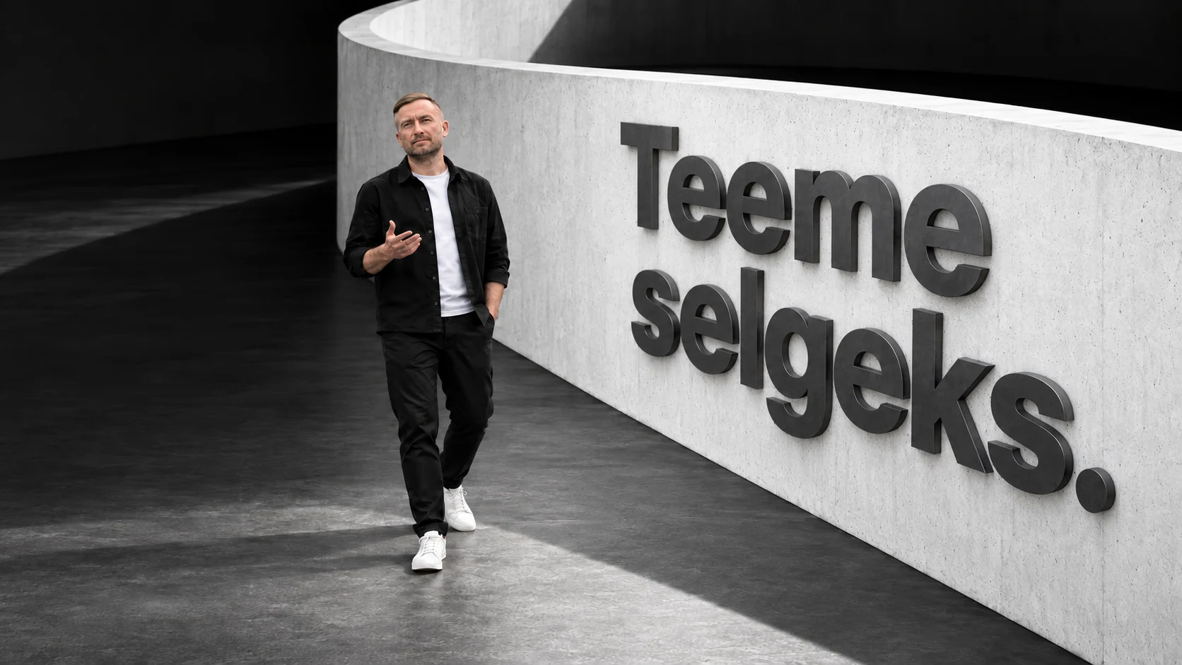 Brändivisuaal: Anti kaarduva betoonseina juures, seinale paigaldatud ruumiliste tähtedega „Teeme selgeks.”