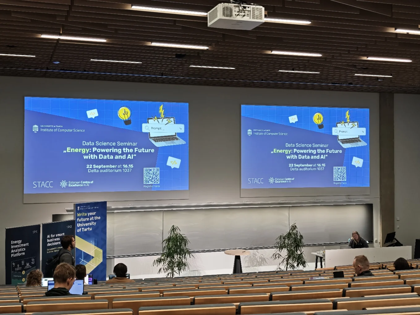 Tartu Ülikooli Delta auditoorium enne andmeteaduse seminari, ekraanidel teema „Energy: Powering the Future with Data and AI”.
