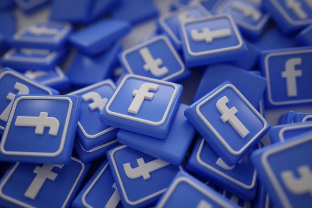 Sinised klotsid valgete Facebooki logodega.